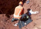 Três operários são soterrados durante troca de tubulação; um morre