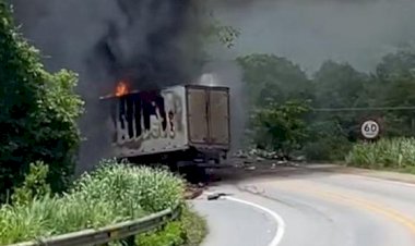 Caminhões batem de frente, pegam fogo e dois motoristas morrem na BR-070 em MT