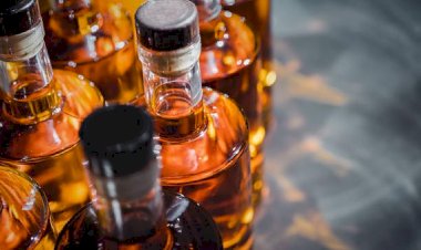 Saúde de Querência rastreia 15 lotes de whisky com metanol e emite alerta de risco durante a Expoquer 2026