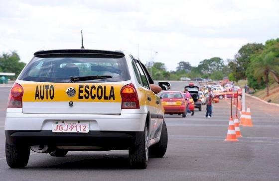 Fim da autoescola obrigatória para CNH ameaça 300 mil empregos, diz federação