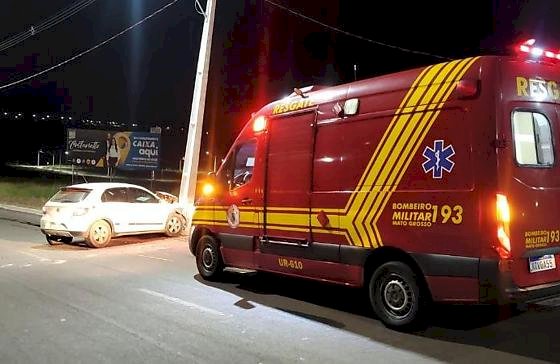 Bombeiros resgatam condutor após colisão contra poste em Água Boa