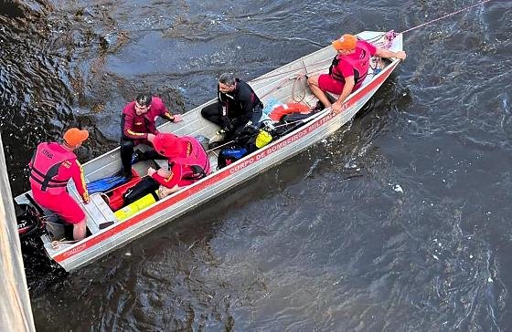 Bombeiros localizam corpo de motorista após queda de veículo no Rio das Mortes