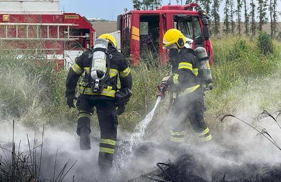 Bombeiros combatem incêndio em área de vegetação de loteamento de Confresa