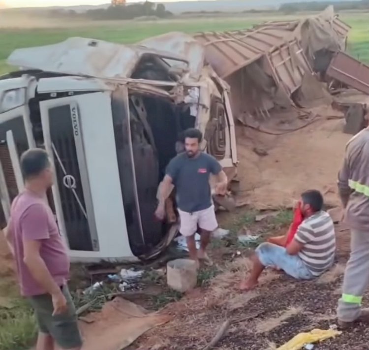 Motorista escapa ileso após carreta tombar na BR-158 próximo a Nova Xavantina