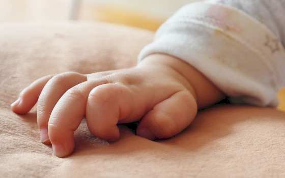 Mãe investigada pela morte da filha de três meses em 2003 é presa aos 51 anos