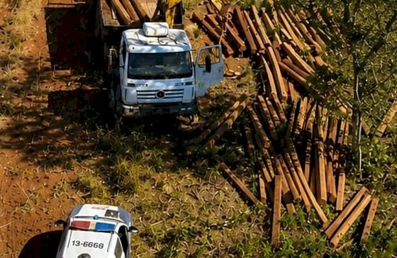 Polícia Militar prende dois homens suspeitos por extração ilegal de madeira em Campinápolis